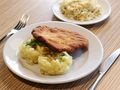 Obiad ziemniaki i kotlet schabowy w barze mlecznym 