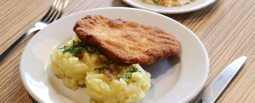 Obiad ziemniaki i kotlet schabowy w barze mlecznym 