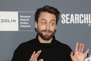 Kieran Culkin na prmierze filmu "Prawdziwy ból" 