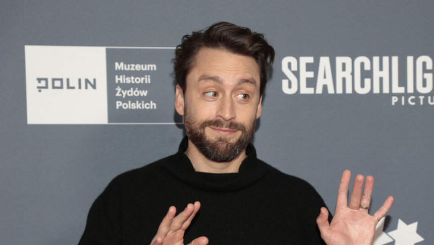Kieran Culkin na prmierze filmu "Prawdziwy ból" 