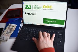 komputer ze stroną ZUS PUE