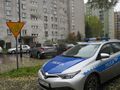 policja, w tle blok mieszkalny
