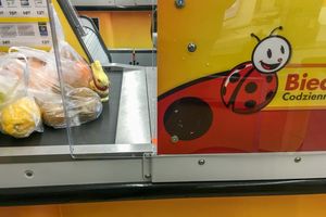 zakupy na taśmie kasy w Biedronce