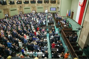 posłowie na sali plenarnej Sejmu