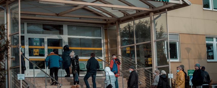 kolejka interesantów przed wejściem do ZUS