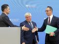 inister infrastruktury Dariusz Klimczak (p) , sekretarz stanu w ministerstwie funduszy i polityki regionalnej Maciej Lasek (c) i wiceminister infrastruktury Piotr Malepszak (l)