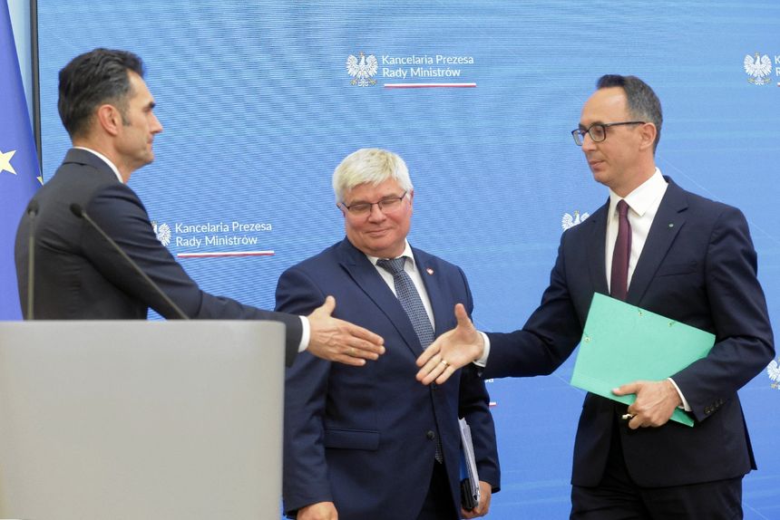 inister infrastruktury Dariusz Klimczak (p) , sekretarz stanu w ministerstwie funduszy i polityki regionalnej Maciej Lasek (c) i wiceminister infrastruktury Piotr Malepszak (l)
