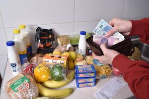 zakupy i pieniądze wyciągane z portfela