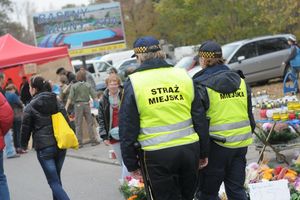 Straż miejska patroluje cmentarz we Wszystkich Świętych 