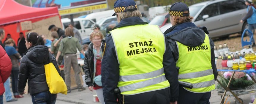 Straż miejska patroluje cmentarz we Wszystkich Świętych 