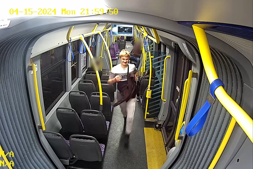 Mężczyzna w tramwaju