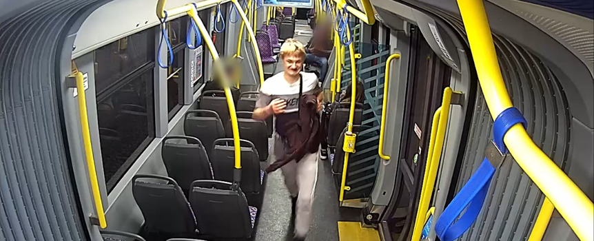 Mężczyzna w tramwaju