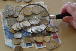 pieniądze pod lupą