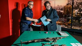 Przekazanie broni w muzeum w Bydgoszczy