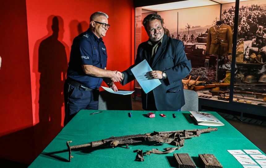 Przekazanie broni w muzeum w Bydgoszczy