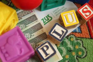 800 zł, klocki i koperta z logo ZUS