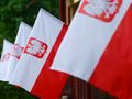 Flaga Polski wywieszona w święto narodowe 