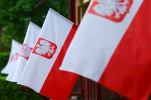 Flaga Polski wywieszona w święto narodowe 