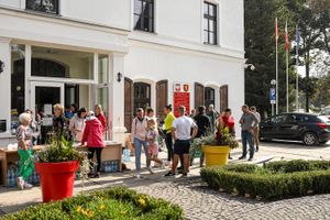 poszkodowani prze powódź w kolejce po pomoc
