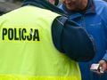 Policjant wypisuje mandat kierowcy 