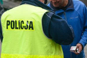 Policjant wypisuje mandat kierowcy 