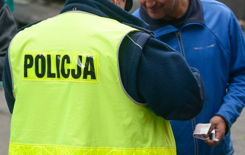 Policjant wypisuje mandat kierowcy 