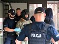 Doprowadzenie oskarżonego 45-latka do prokuratury