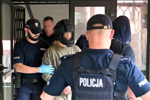 Doprowadzenie oskarżonego 45-latka do prokuratury