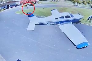 Awaryjne lądowanie na polu golfowym