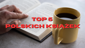 Zdjęcie książki i kubka z herbatą