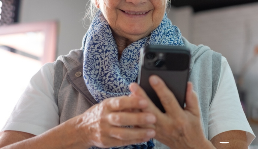 kobieta trzyma telefon z dłoni