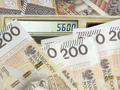 Pieniadze i kalkulator z kwota 5600 zl