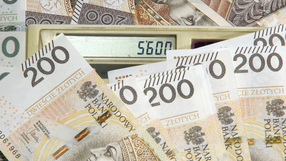 Pieniadze i kalkulator z kwota 5600 zl