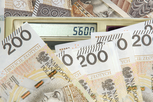 Pieniadze i kalkulator z kwota 5600 zl