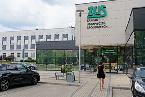 kobieta idąca do ZUS