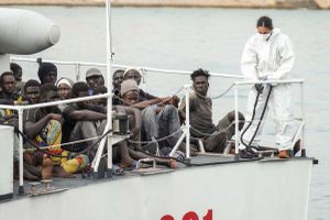 Migranci przypływający na włoską  wyspę Lampedusa