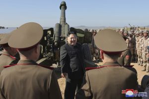 Kim Dzog Un z żołnierzami