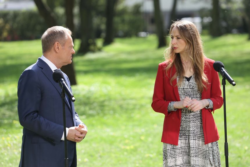 Agnieszka Dziemianowicz-Bąk, Donald Tusk