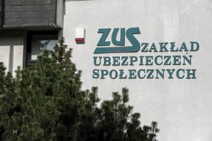 napis Zakład Ubezpieczeń Społecznych na ścianie budynku