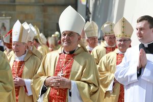 księża w procescji