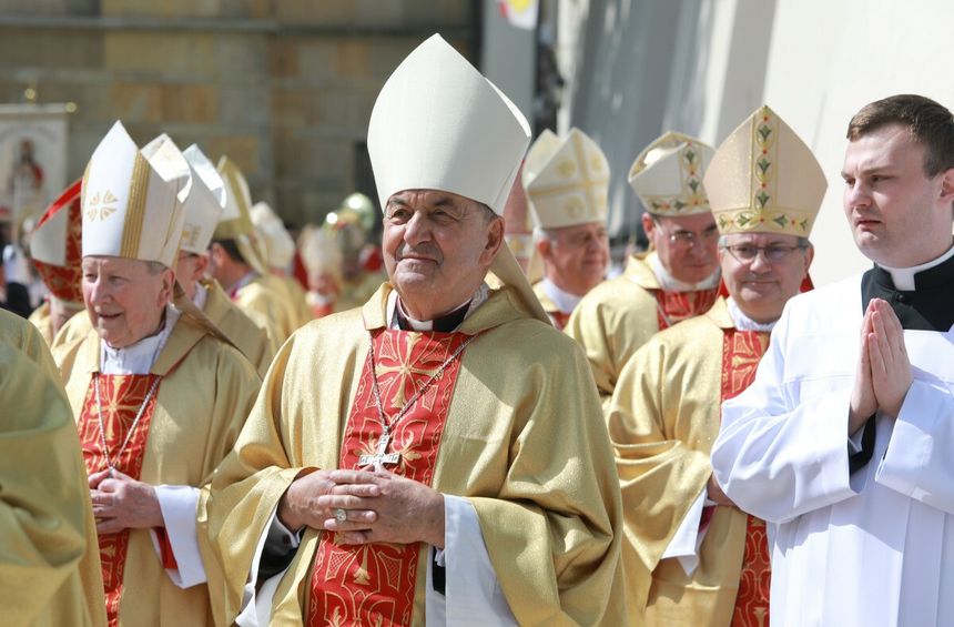 księża w procescji