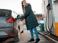 kobieta tankująca samochód na stacji benzynowej