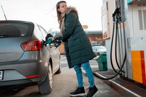 kobieta tankująca samochód na stacji benzynowej