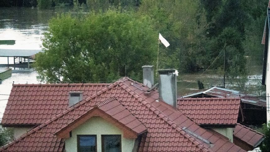 dom podczas powodzi. Wystawiona biała flaga