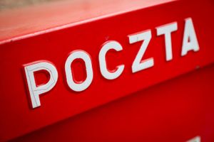 czerwona skrzynka pocztowa 