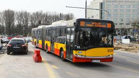 Autobus ZTM w Warszawie na remontowanej ulicy 