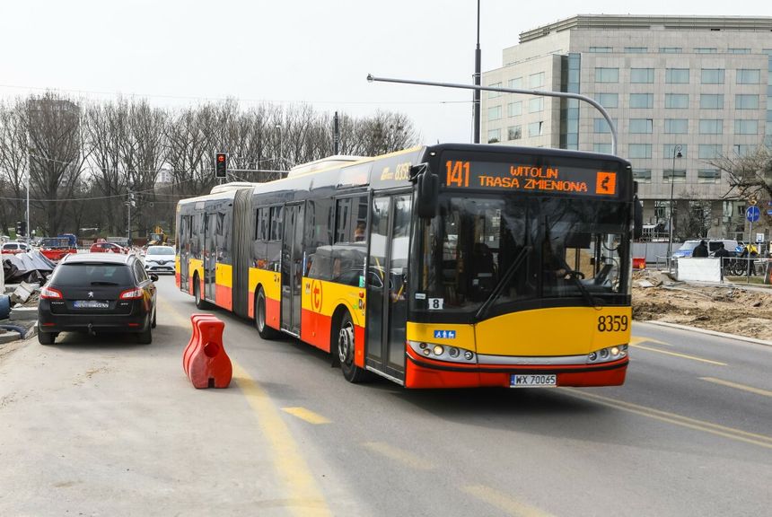 Autobus ZTM w Warszawie na remontowanej ulicy 