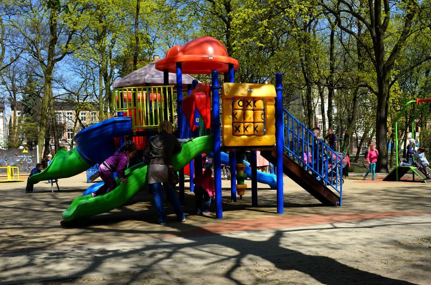 Plac zabaw w parku na Bydgoskim Przedmieściu w Toruniu