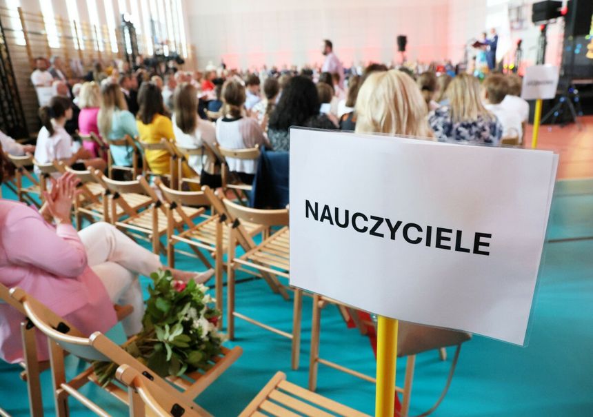 nauczyciele w szkole