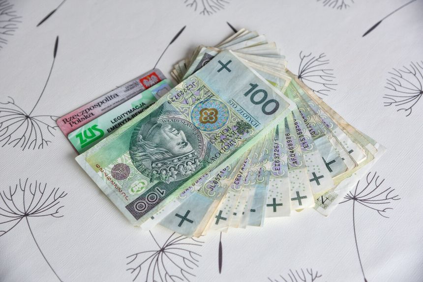 pieniądze, dowód i legitymacja emeryta